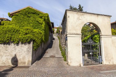 Desenzano del Garda, İtalya, 27 Nisan 2019. Kentsel görünüm. Kuzey İtalya'da şehir caddesinin geleneksel bir mimari kompleksi