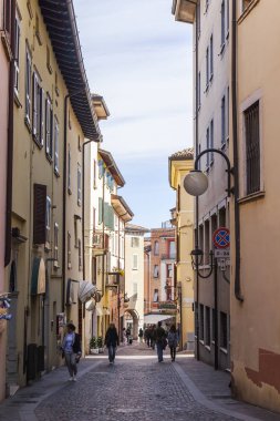 Desenzano del Garda, İtalya, 27 Nisan 2019. Kentsel görünüm. Kuzey İtalya'da şehir caddesinin geleneksel bir mimari kompleksi