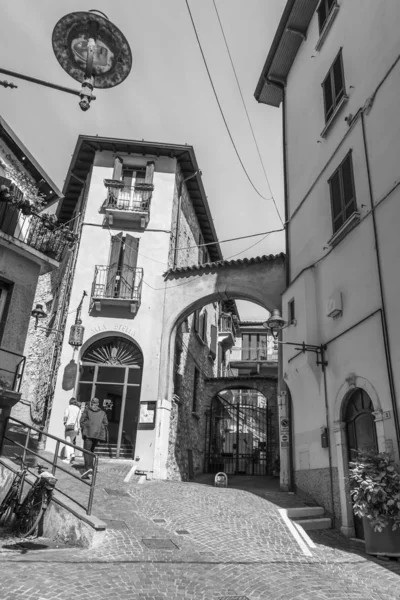 2019年4月27日 イタリアのデゼンツァーノ ガルダ 都会の景色 イタリア北部の市街地の伝統的な建築複合体 — ストック写真