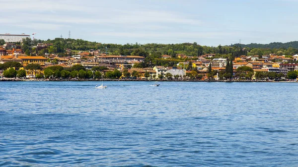 Vue Panoramique Sur Lac Garde Ville Terre Loin — Photo