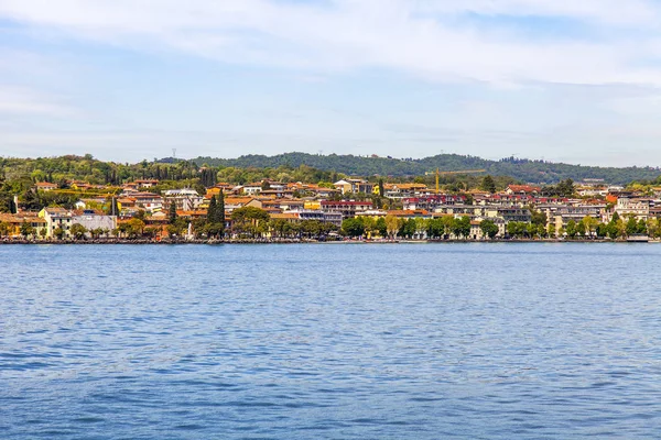 Vue Panoramique Sur Lac Garde Ville Terre Loin — Photo