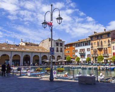 Desenzano del Garda, İtalya, 27 Nisan 2019. Güzel setten pitoresk koy. Tekneler setin yakınında demirledi..