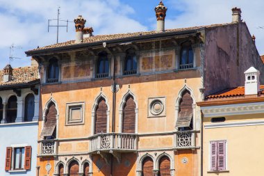 Desenzano del Garda, İtalya, 27 Nisan 2019. İtalya'nın kuzey kesiminde tipik binanın bir cephe parçası