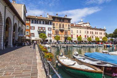 Desenzano del Garda, İtalya, 27 Nisan 2019. Güzel setten pitoresk koy. Tekneler setin yakınında demirledi..