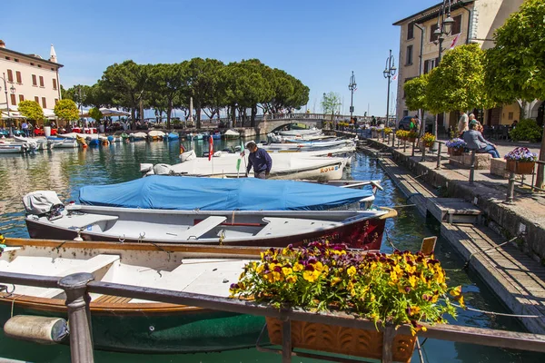 Desenzano Del Garda Italia Abril 2019 Pintoresca Bahía Del Hermoso —  Fotos de Stock