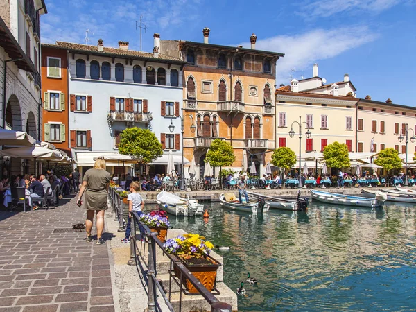 Desenzano Del Garda Włochy Kwietnia 2019 Malownicza Zatoka Pięknego Nasypu — Zdjęcie stockowe
