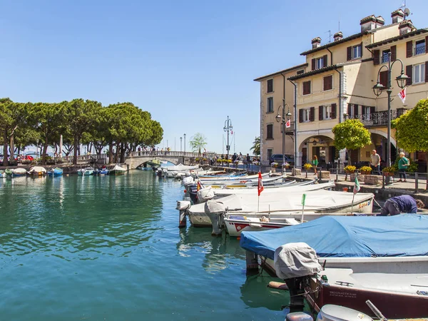 Desenzano Del Garda Włochy Kwietnia 2019 Malownicza Zatoka Pięknego Nasypu — Zdjęcie stockowe
