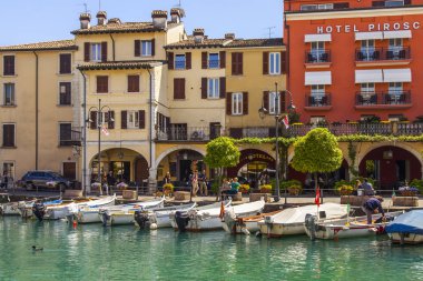 Desenzano del Garda, İtalya, 27 Nisan 2019. Güzel setten pitoresk koy. Tekneler setin yakınında demirledi..