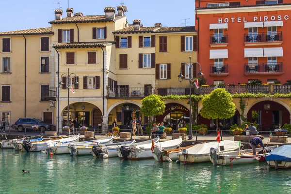 Desenzano del Garda, İtalya, 27 Nisan 2019. Güzel setten pitoresk koy. Tekneler setin yakınında demirledi..