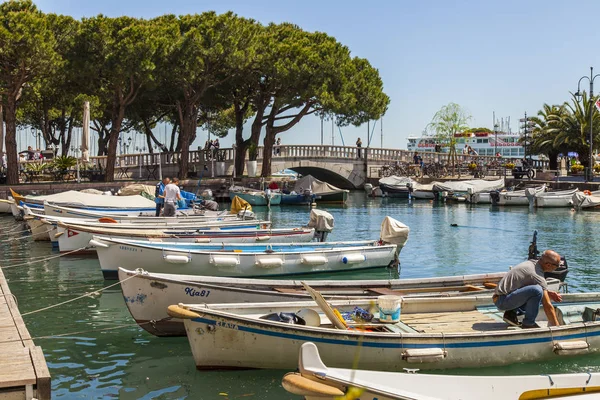 Desenzano del Garda, İtalya, 27 Nisan 2019. Güzel setten pitoresk koy. Tekneler setin yakınında demirledi..
