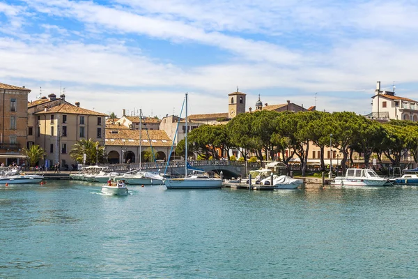 Desenzano Del Garda Italia Abril 2019 Barcos Amarrados Cerca Del —  Fotos de Stock