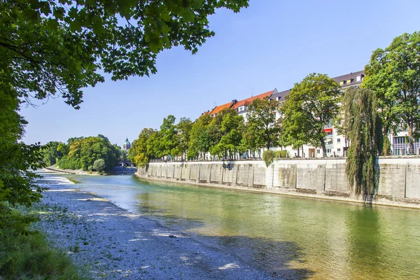 Monachium Niemcy Sierpnia 2018 Malowniczy Izar Rzeka Nasypu — Zdjęcie stockowe