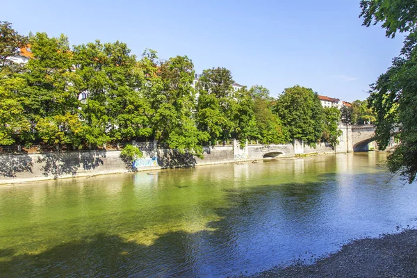 Munique Alemanha Agosto 2018 Pitoresco Izar River Embankment — Fotografia de Stock