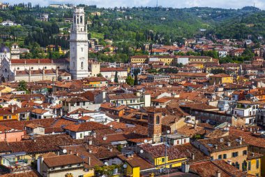 Verona, İtalya, 28 Nisan 2019 tarihinde. Torre dei Lamberti bir kule üzerinde bakış açısı ile şehir manzarası