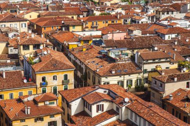 Verona, İtalya, 28 Nisan 2019 tarihinde. Torre dei Lamberti bir kule üzerinde bakış açısı ile şehir manzarası
