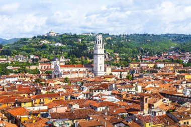 Verona, İtalya, 28 Nisan 2019 tarihinde. Torre dei Lamberti bir kule üzerinde bakış açısı ile şehir manzarası
