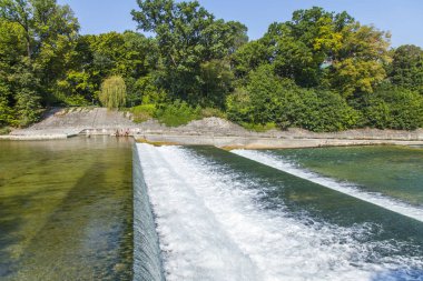 Münih, Almanya, on 14 Ağustos 2018. pitoresk Izar Nehri Dolgu 