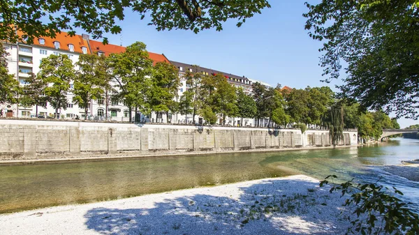 Monachium Niemcy Sierpnia 2018 Malowniczy Izar Rzeka Nasypu — Zdjęcie stockowe