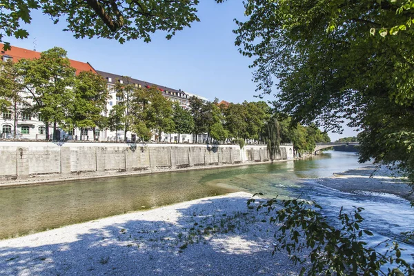 Monachium Niemcy Sierpnia 2018 Malowniczy Izar Rzeka Nasypu — Zdjęcie stockowe