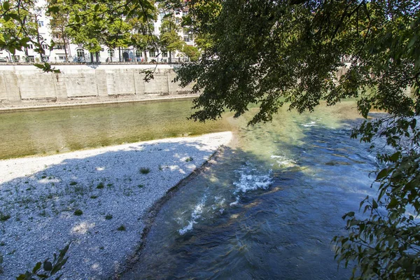 Munique Alemanha Agosto 2018 Pitoresco Izar River Embankment — Fotografia de Stock