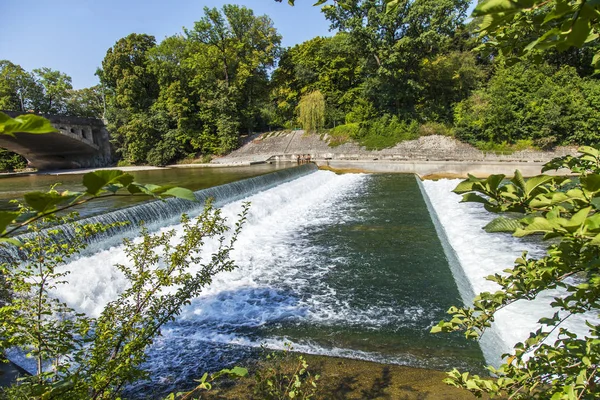 Münih, Almanya, on 14 Ağustos 2018. pitoresk Izar Nehri Dolgu 
