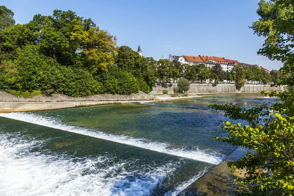 Monachium Niemcy Sierpnia 2018 Malowniczy Izar Rzeka Nasypu — Zdjęcie stockowe