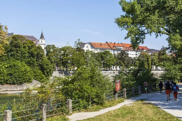 Monachium Niemcy Sierpnia 2018 Malowniczy Izar Rzeka Nasypu — Zdjęcie stockowe