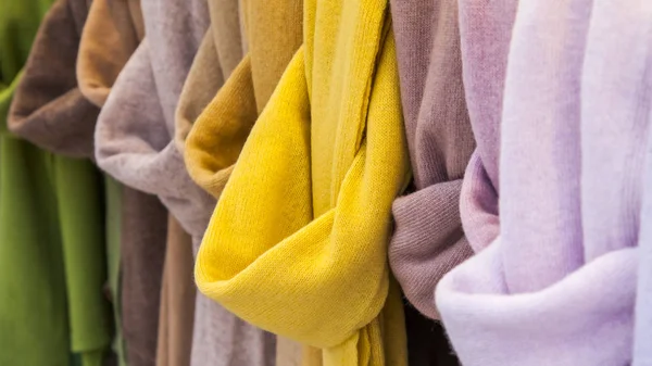 Bufandas Multicolores Brillantes Exhibición — Foto de Stock