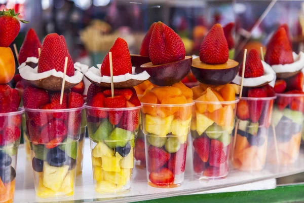 Vitrinde şeffaf bardaklarda meyve kokteyli