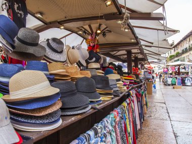 Verona, İtalya, 25 Nisan 2019 tarihinde. Piazza Erbe Meydanı'nda şehrin tarihi bir bölümünde Alışveriş Merkezleri