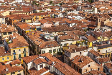 Verona, İtalya, 28 Nisan 2019 tarihinde. Torre dei Lamberti bir kule üzerinde bakış açısı ile şehir manzarası