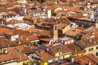 Verona, İtalya, 28 Nisan 2019 tarihinde. Torre dei Lamberti bir kule üzerinde bakış açısı ile şehir manzarası