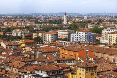 Verona, İtalya, 28 Nisan 2019 tarihinde. Torre dei Lamberti bir kule üzerinde bakış açısı ile şehir manzarası