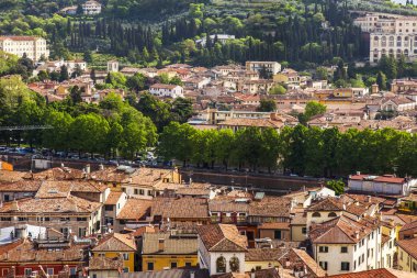 Verona, İtalya, 28 Nisan 2019 tarihinde. Torre dei Lamberti bir kule üzerinde bakış açısı ile şehir manzarası