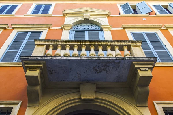 2019年4月24日 イタリアのヴェローナ 旧市街の建物のファサードの典型的な建築の詳細 — ストック写真