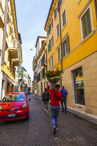 Verona Italia Abril 2019 Gente Por Estrecha Pintoresca Calle Ciudad — Foto de Stock