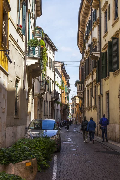 Verona Italia Abril 2019 Gente Por Estrecha Pintoresca Calle Ciudad — Foto de Stock