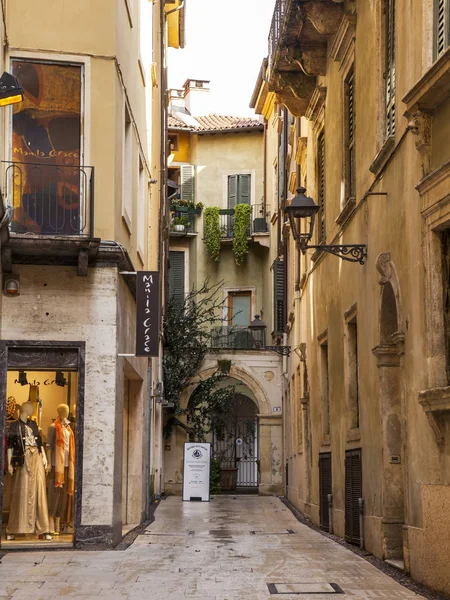 Verona Italia April 2019 Folk Går Langs Den Smale Pittoreske – stockfoto