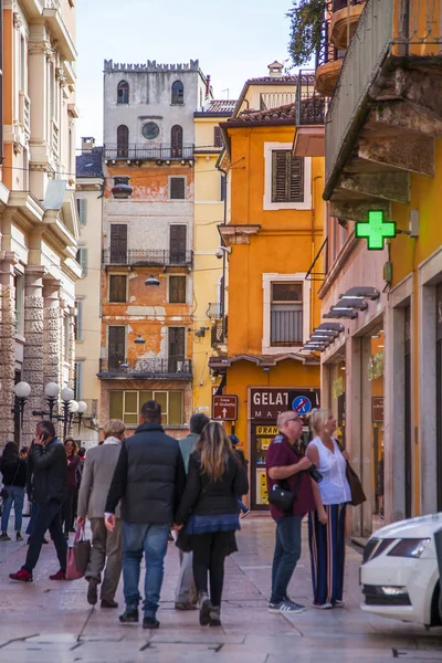 Werona Włochy Kwietnia 2019 Ludzie Idą Wzdłuż Wąskiej Malowniczej Ulicy — Zdjęcie stockowe