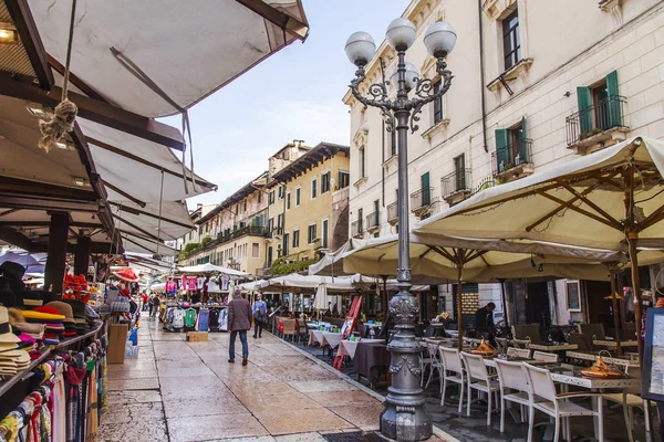 Werona Włochy Kwietnia 2019 Stoły Malowniczej Ulicznej Kawiarni Przy Placu — Zdjęcie stockowe