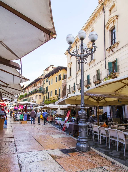 2019年4月25日 イタリアのヴェローナ エルベ広場の美しいストリートカフェのテーブル — ストック写真