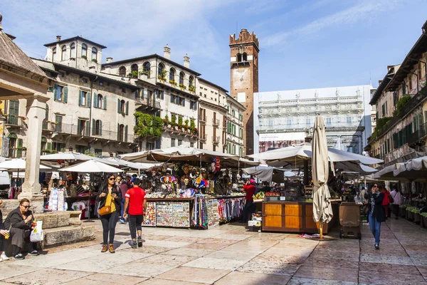 2019年4月25日 意大利维罗纳 城市历史部分的购物中心 位于埃尔贝广场 — 图库照片