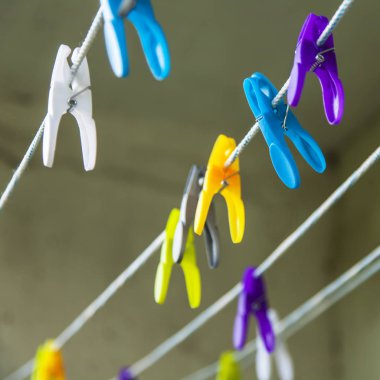 Bir ip üzerinde çok renkli clothespins