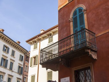 Verona, Italya, 24 Nisan 2019. Eski şehirde binanın bir cephe tipik mimari detayları