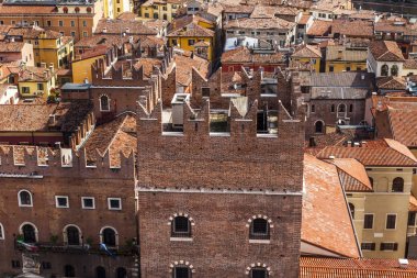 Verona, İtalya, 24 Nisan 2019 tarihinde. Torre dei Lamberti bir kule üzerinde bakış açısı ile şehir manzarası