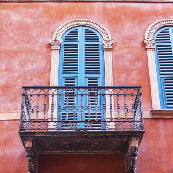 Verona Italia Aprile 2019 Dettagli Architettonici Tipici Una Facciata Dell — Foto Stock