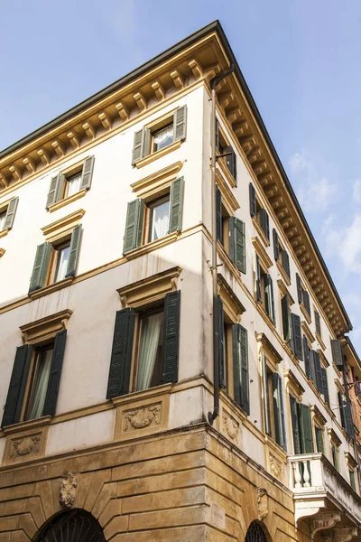 2019年4月24日 意大利维罗纳 旧城建筑立面的典型建筑细节 — 图库照片