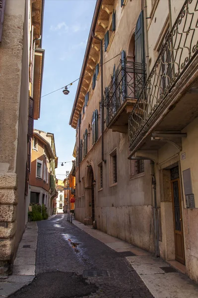 Verona Italia Abril 2019 Estrecha Pintoresca Calle Ciudad Vieja —  Fotos de Stock