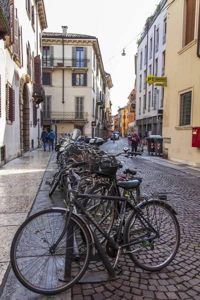 2019年4月24日 意大利维罗纳 老城区狭窄风景如画的街道 自行车停在人行道附近 — 图库照片