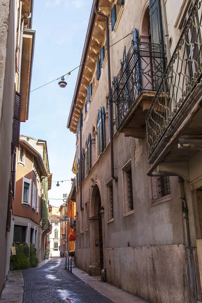 Werona Włochy Kwietnia 2019 Wąska Malownicza Ulica Starym Mieście — Zdjęcie stockowe